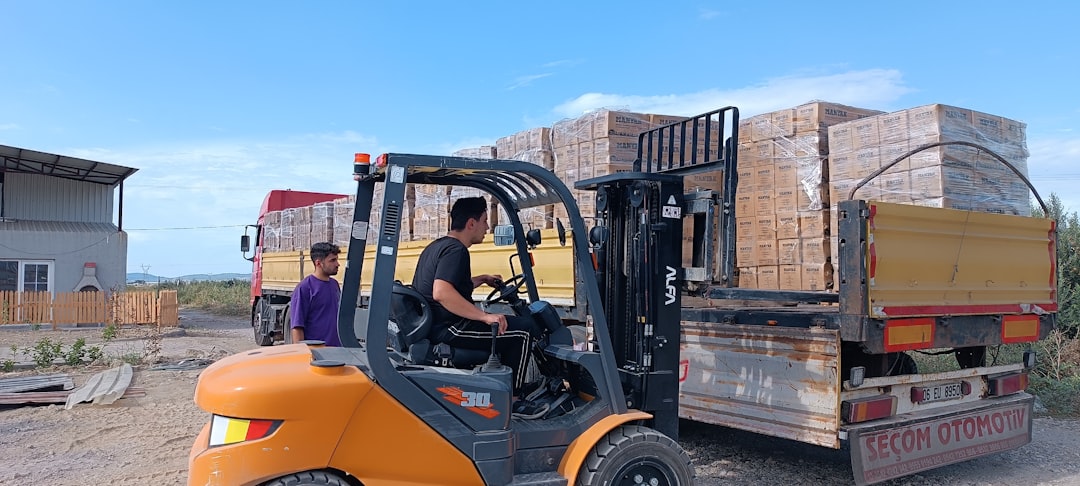 forklift-loading-bricks-onto-a-truck-outdoors-xkxdwu-hdfi